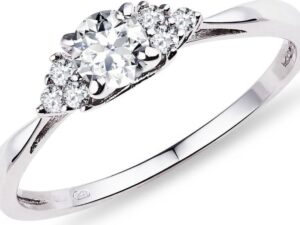 Diamantový zásnubní prsten v bílém zlatě KLENOTA