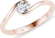 Asymetrický prsten s briliantem v růžovém zlatě KLENOTA