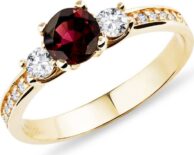 Zlatý prsten s granátem a bílými diamanty KLENOTA