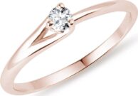Asymetrický prsten z růžového zlata s briliantem KLENOTA
