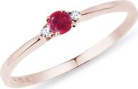 Jemný prsten s rubínem a diamanty v růžovém zlatě KLENOTA