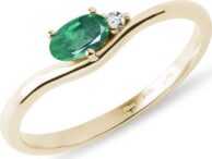 Zlatý prsten s diamantem a oválným smaragdem KLENOTA