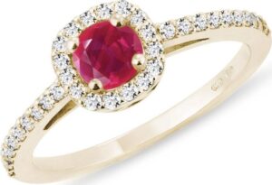 Zásnubní prsten s rubínem a diamanty ve žlutém zlatě KLENOTA