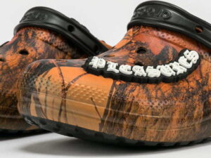 PLEASURES X Crocs Dylan Clog black / orange EUR 43-44